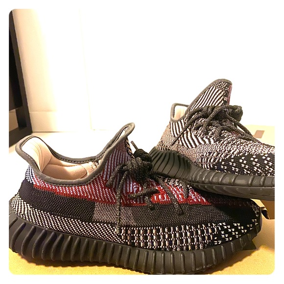 Size 9.5 yeezy - Picture 1 of 6